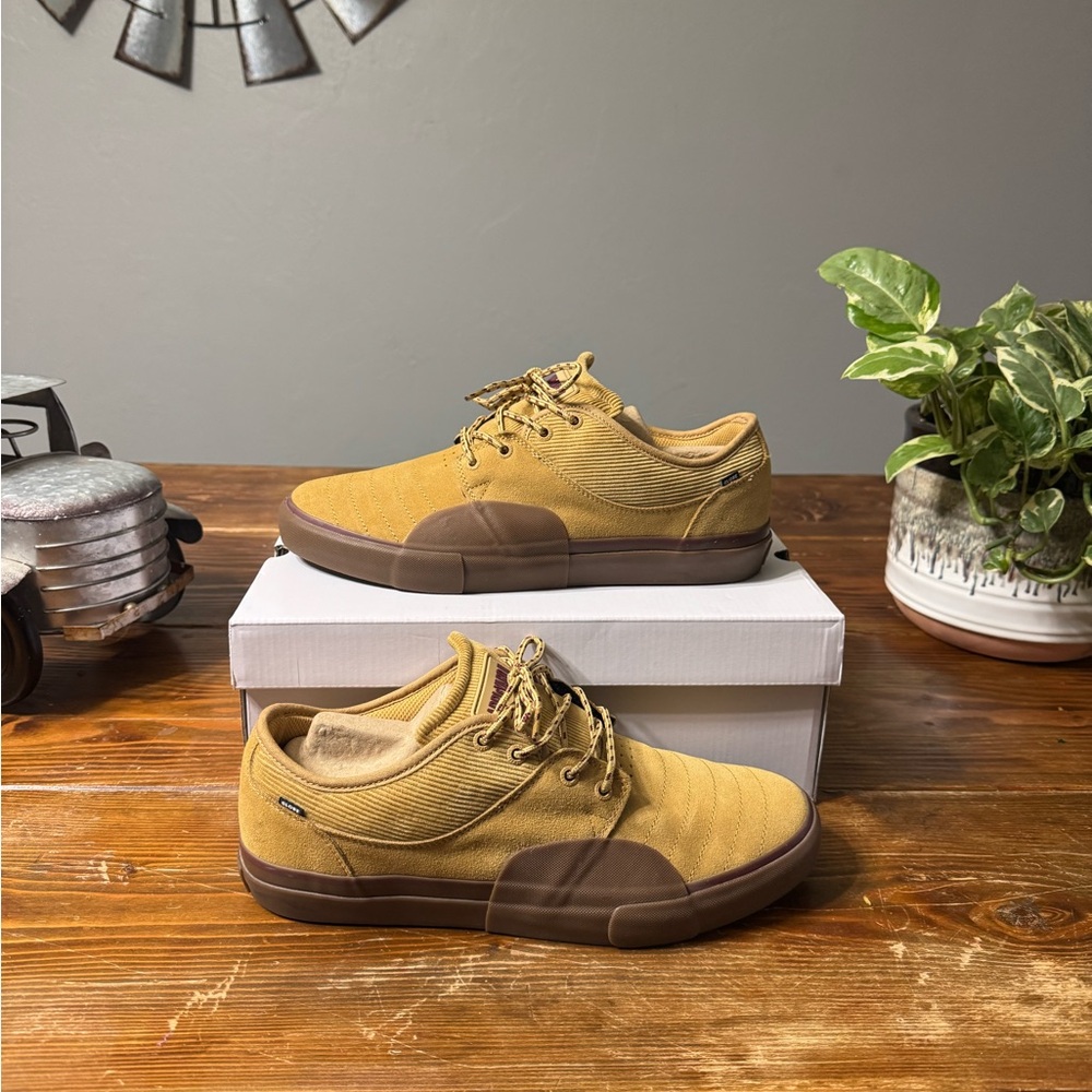 Globe Mahalo Plus Tan and Brown Men's Sneakers